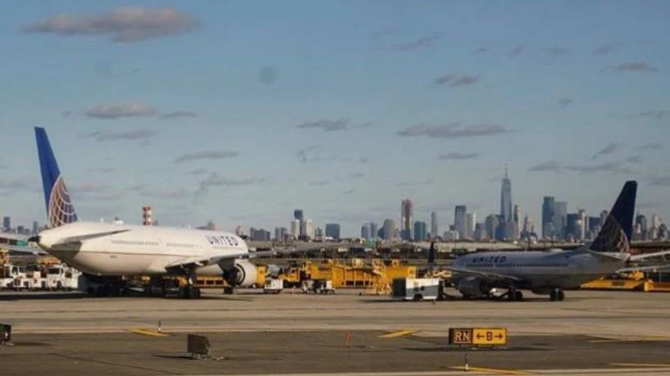 Secuelas del cierre de gobierno: aeropuerto de Newark limita y retrasa vuelos por escasez de controladores