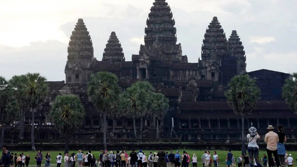 Autobús se accidenta en puente de Camboya y cae al río: hay 13 pasajeros fallecidos