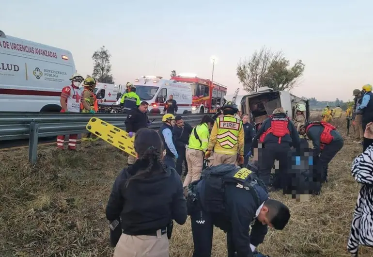 Vuelca autobús de turismo en Michoacán; hasta ahora 7 m*ertos y 20 heridos