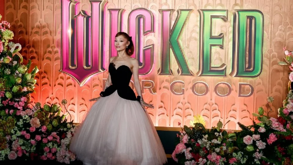 Singapur deporta al fan que se abalanzó contra Ariana Grande; prohiben su reingreso al país