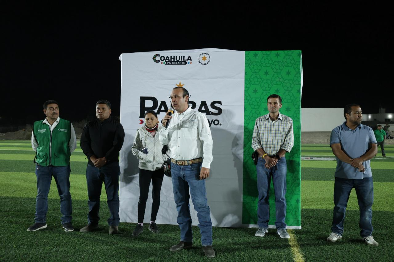 Entrega Alcalde de Parras obras de iluminación en cancha de Fútbol 11