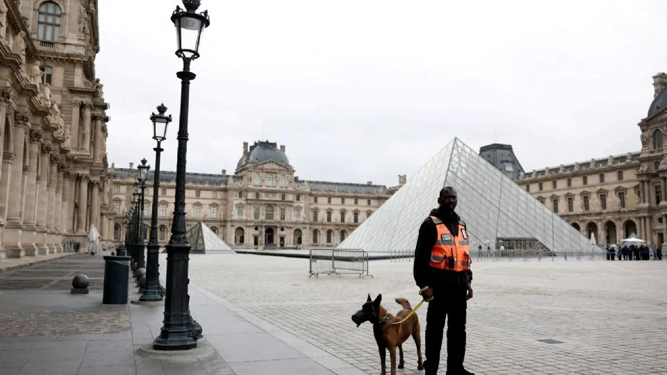 Hay cuatro nuevos detenidos por el robo al Museo del Louvre; las joyas todavía no son recuperadas