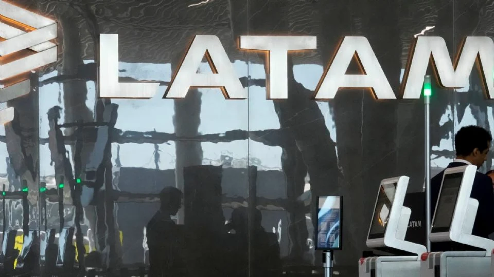 La aerolínea Latam aplaza vuelo a Caracas por riesgos en el espacio aéreo venezolano