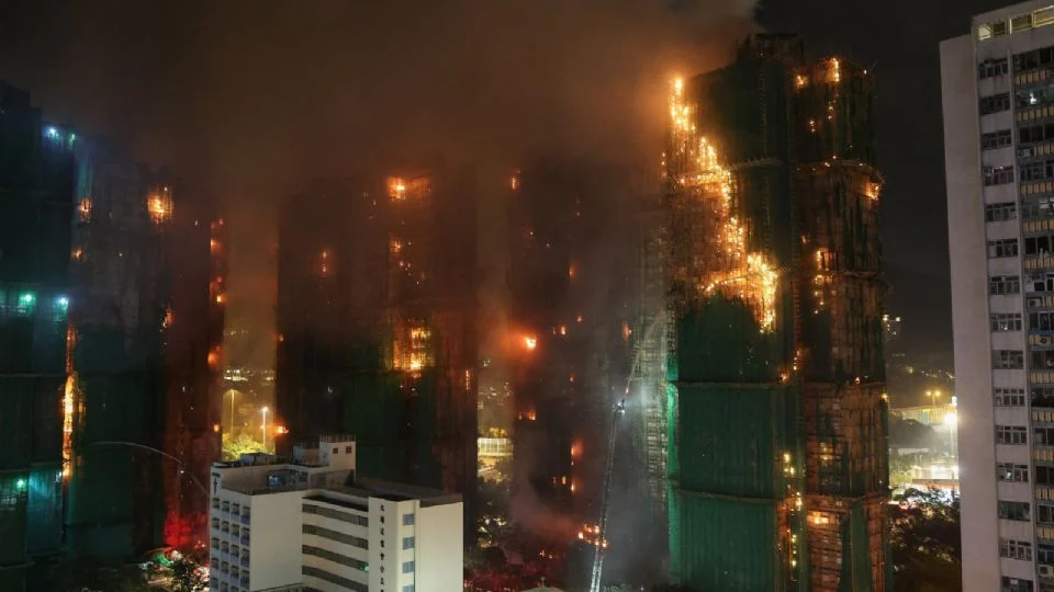 Al menos 13 personas fallecieron en un incendio en varios edificios residenciales de Hong Kong