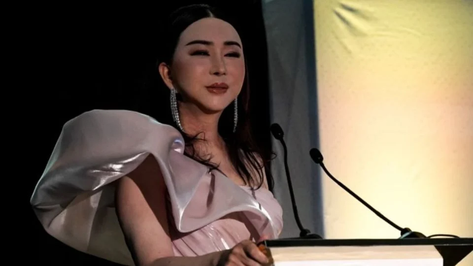 Emiten orden de arresto en Tailandia contra «Anne» Jakkaphong, copropietaria de Miss Universo