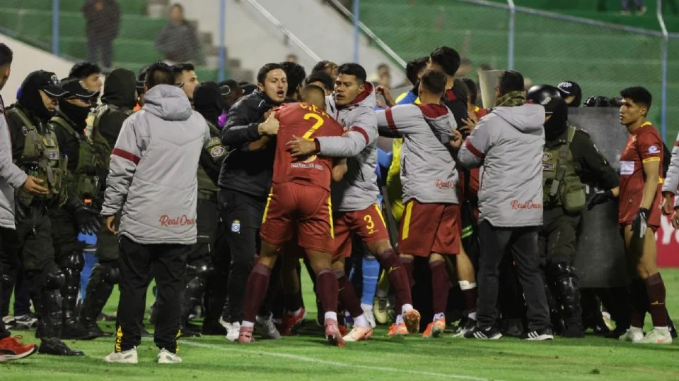 (VIDEO)¡17 expulsados! Se desata p*lea campal en un partido de futbol; policías rocían gas pimienta para detenerla