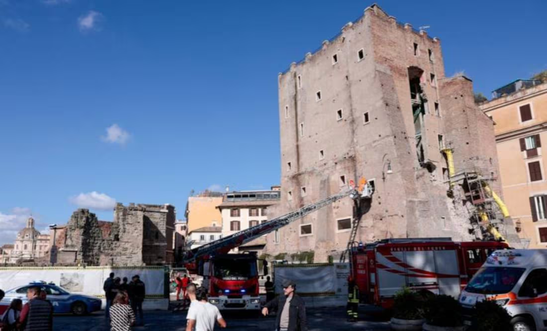 Colapsa torre medieval en Roma; intentan rescatar a trabajador atrapado