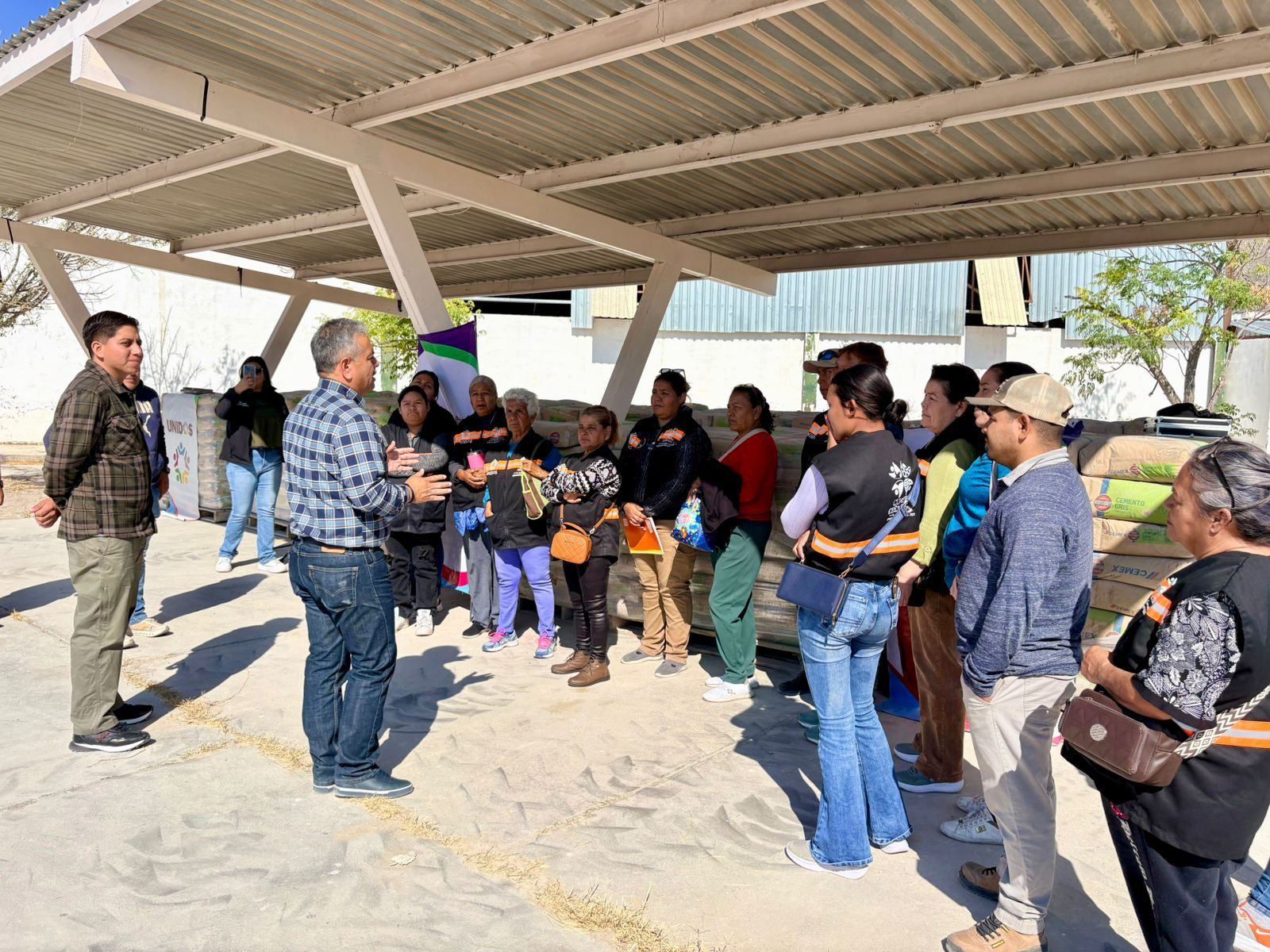 Fortalece Víctor Leija el bienestar familiar con la entrega de cemento