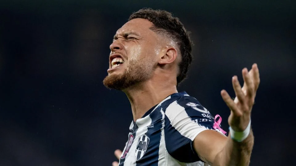 Lucas Ocampos, futbolista de Rayados, sufre fractura tras caer de un ‘scooter’ en camino a atender un accidente de su hija