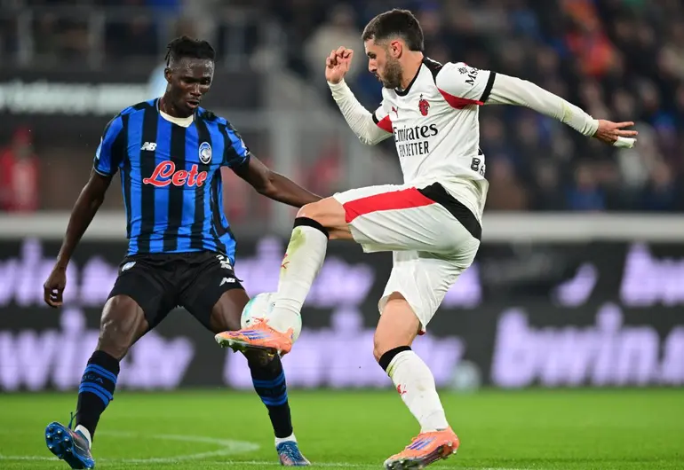 Santiago Gimenez, entre su regreso al Milan y las dudas sobre su continuidad