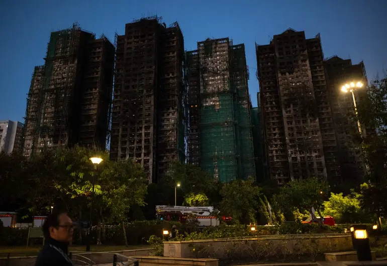 Suman 128 fallecidos y 8 detenidos tras incendio en complejo residencial de Hong Kong