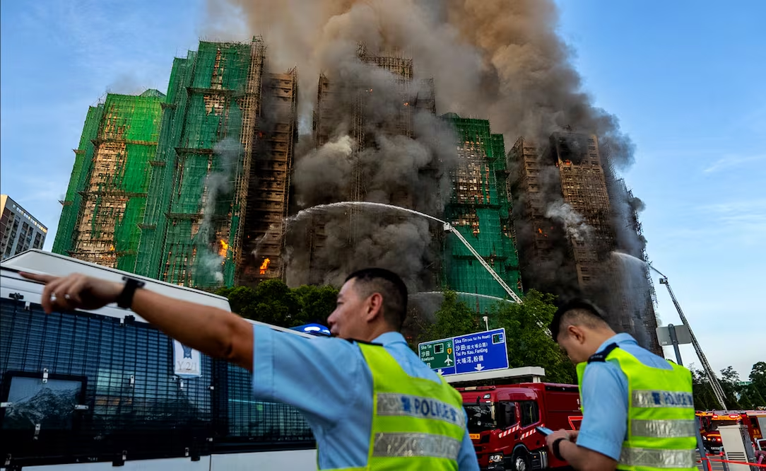 Andamios de bambú, bajo sospecha tras incendio en Hong Kong por el que suman 128 m*ertos