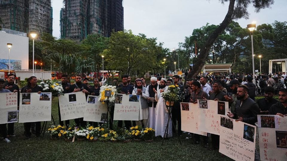Rinden homenaje a las víctimas del incendio en complejo residencial de Hong Kong; ya son 146 muertos y 79 heridos