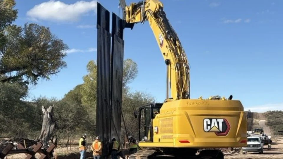 Gobierno de EU reanuda construcción del muro fronterizo en Arizona
