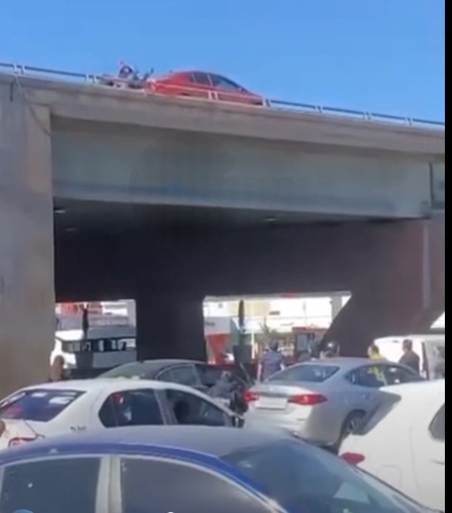 Auxilian a mujer en puente “La Reyna”