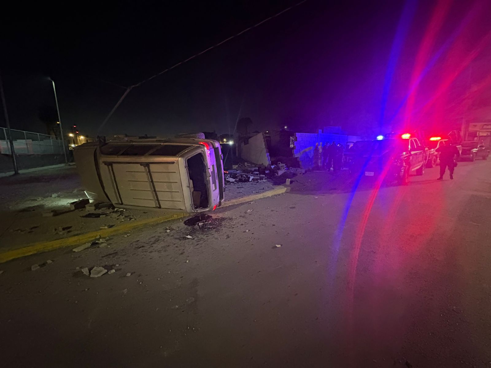 Vuelca ebrio luego de impactar y derribar pared