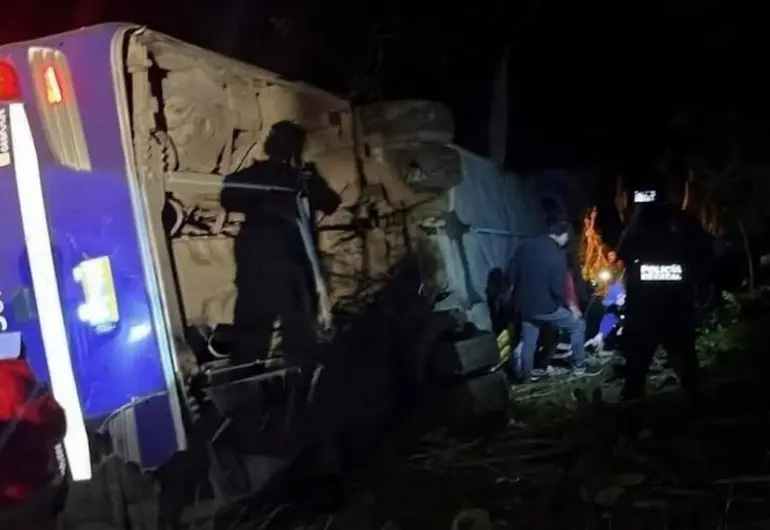 Mueren cinco al volcar autobús