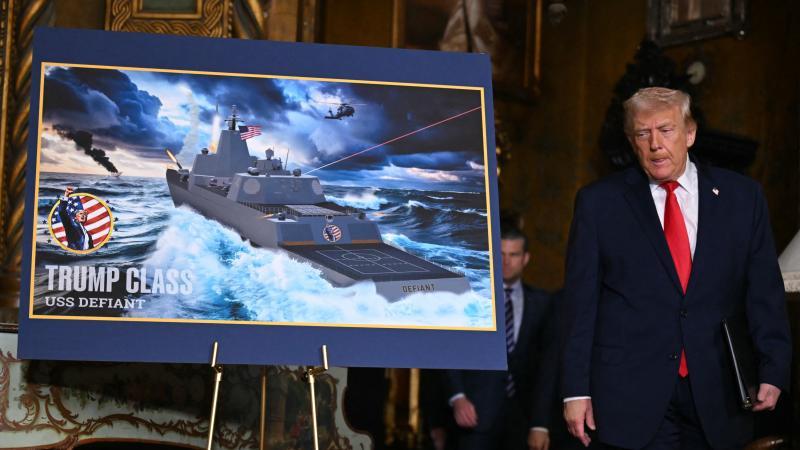 Anuncia Trump megabuques de guerra, los mayores de la historia