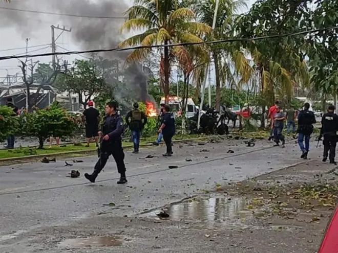 Mueren 5 al explotar auto contra Policía Comunitaria