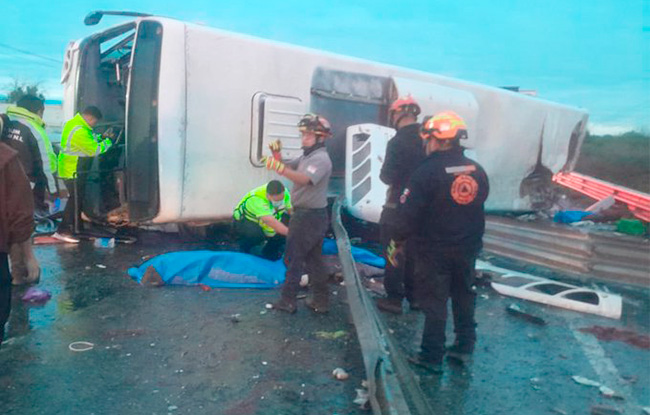 Fatal volcadura deja 8 muertos