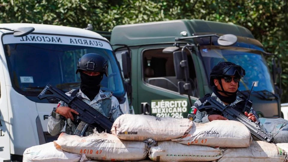 Mata militar a tres de sus compañeros