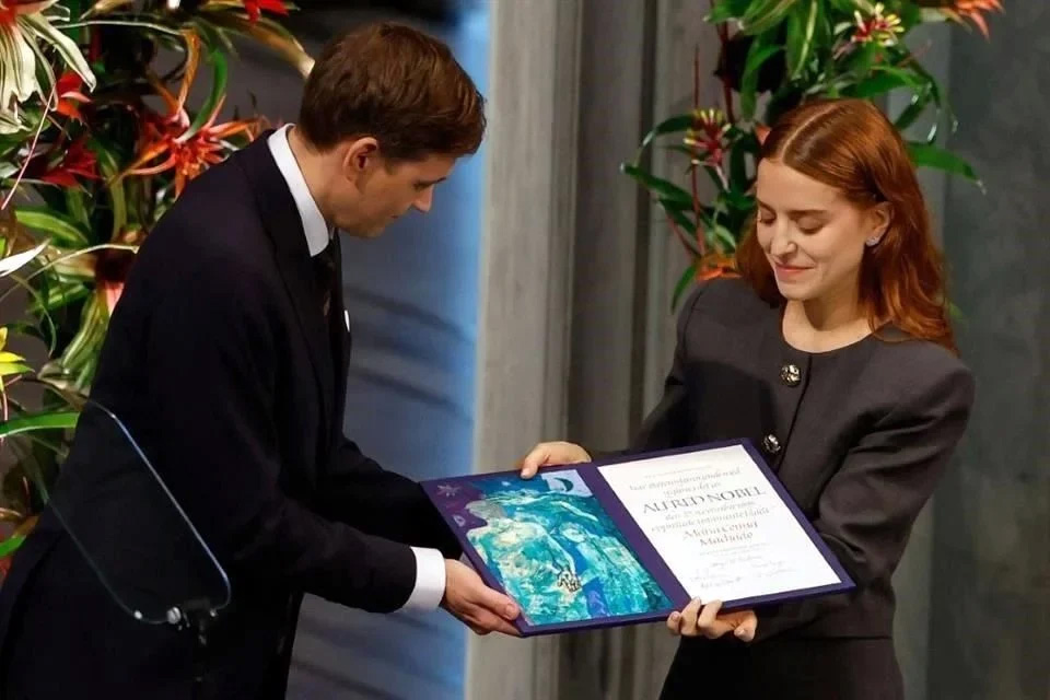 Recibe hija de Machado Nobel de la Paz en nombre de su madre