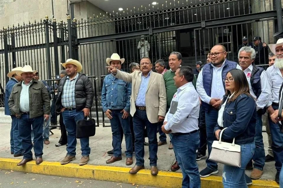 Recibe Segob a campesinos y transportistas; lanzan amago