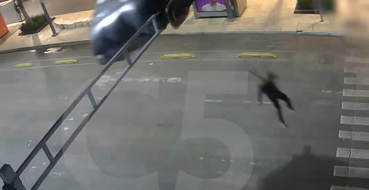 Estadounidense salta en paracaídas y queda atorado en semáforo en CDMX