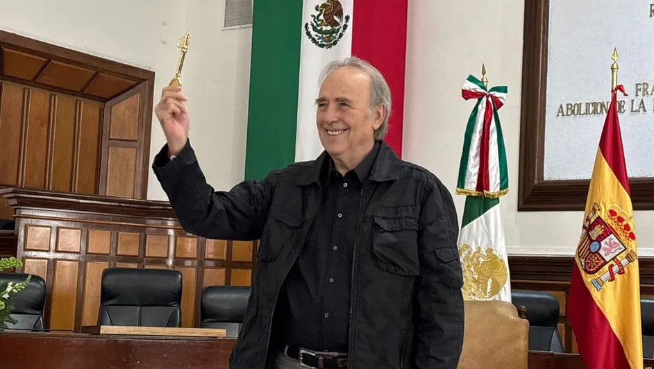 Recibe Joan Manuel Serrat las llaves de Guadalajara