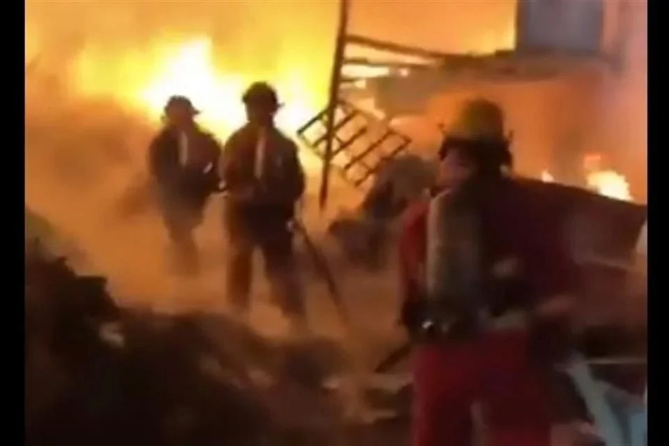 Consume incendio una recicladora en Uruapan