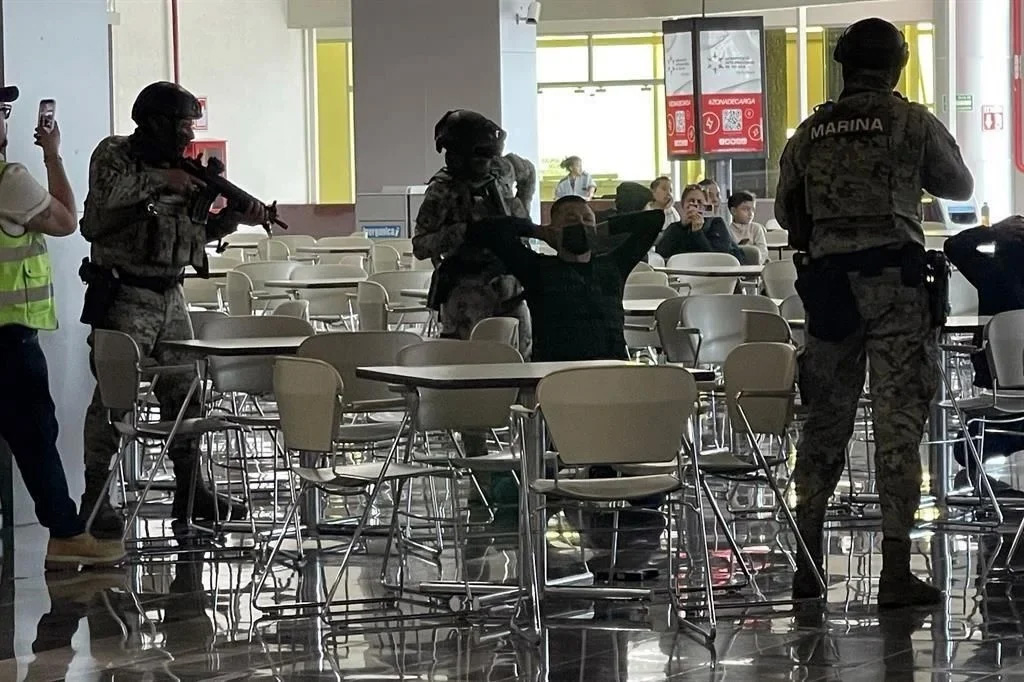 Simulacro de ataque armado con rehenes en Aeropuerto de Toluca