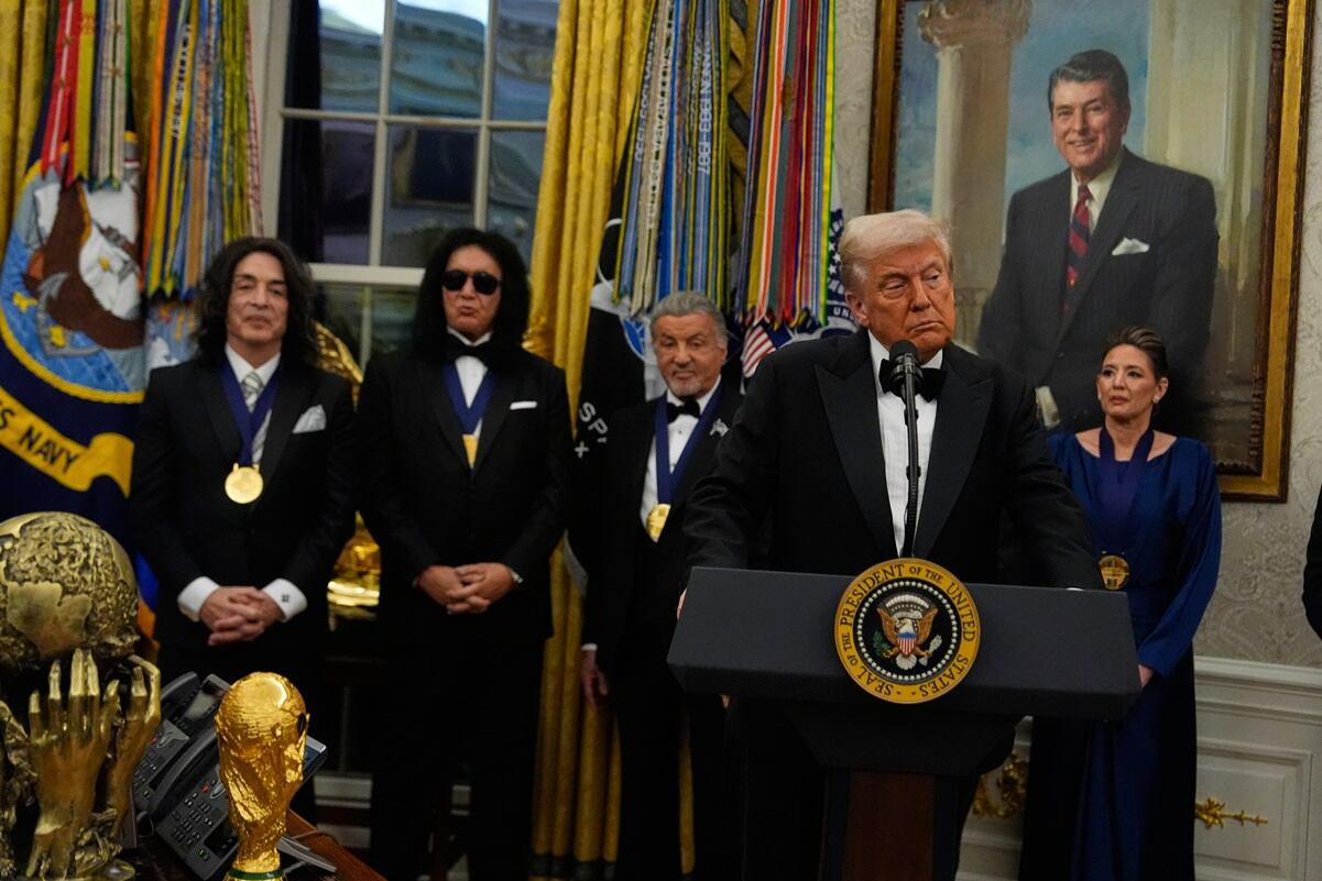 Entrega Trump medallas a homenajeados del Centro Kennedy en ceremonia en Oficina Oval