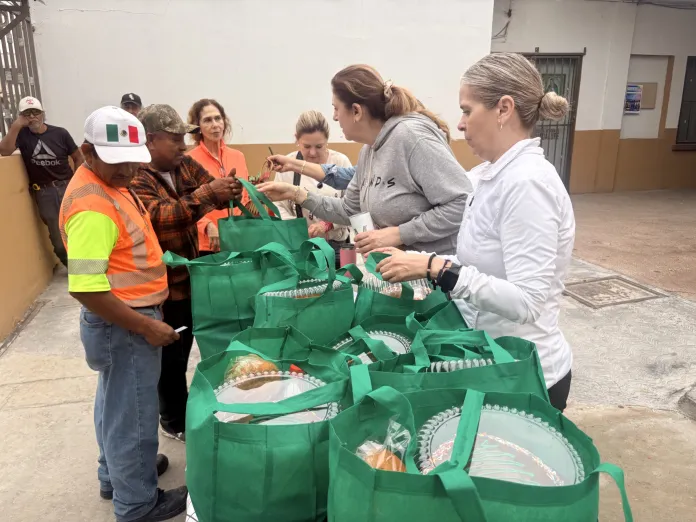 Entregan cenas navideñas a familias vulnerables