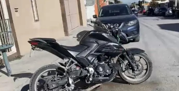 Embiste mujer a menor motociclista