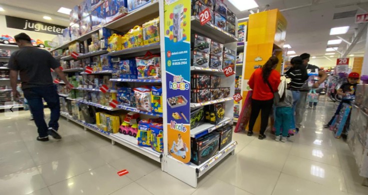 Aprovechan saltillenses las ofertas navideñas