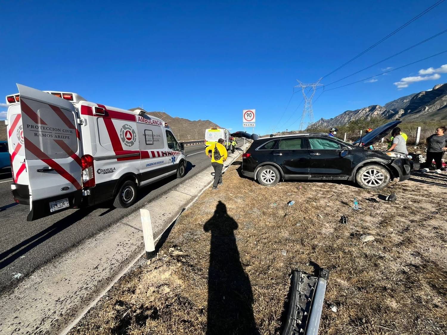 Familia lesionada tras volcar en la autopista