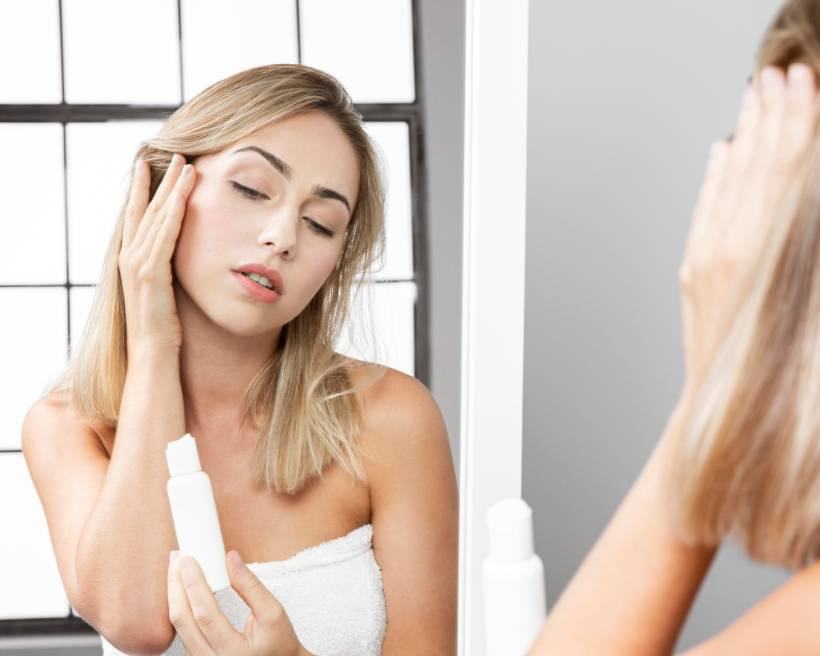 Doble limpieza y barrera cutánea: Rutina de cuidado para quienes usan maquillaje diario