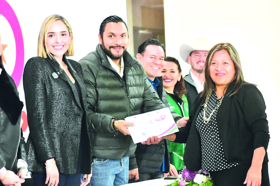 Encabeza Carlos graduación de Mujeres al Siguiente Nivel