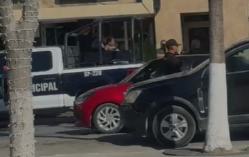Siembra mujer terror en la plaza principal