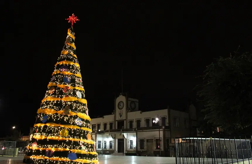 Invita Sabinas al tradicional encendido de pino navideño