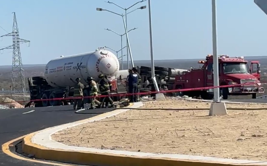 Vuelca pipa con 83 mil litros de gas