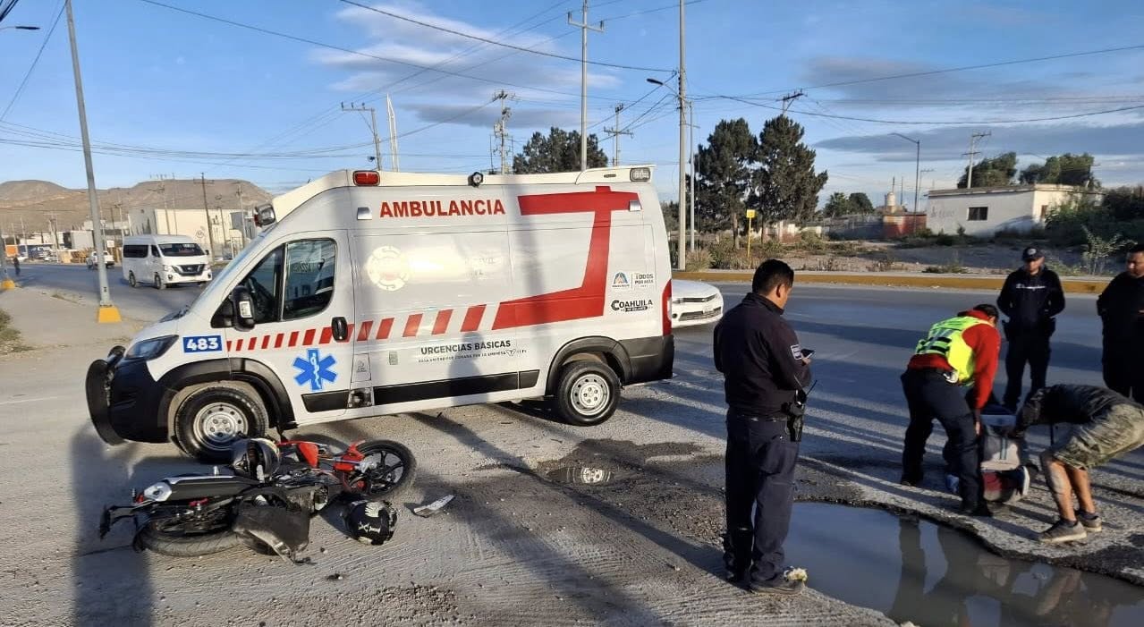 Derriba conductor a pareja; quedan ambos lesionados