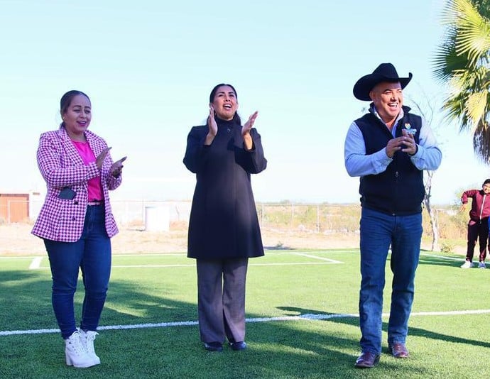 Entrega Chano Díaz canchita a primaria