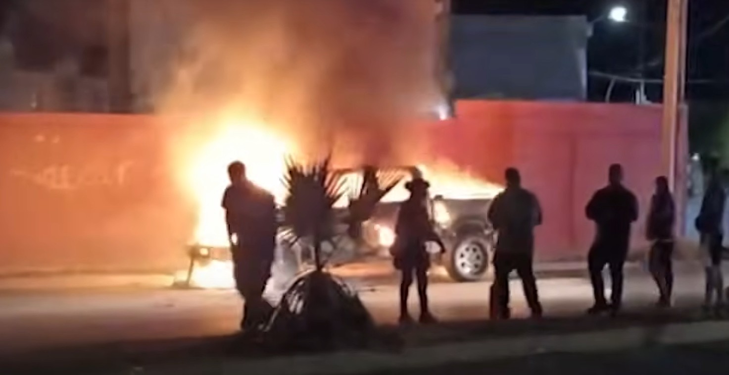 Fuego consume troca; conductor resultó ileso