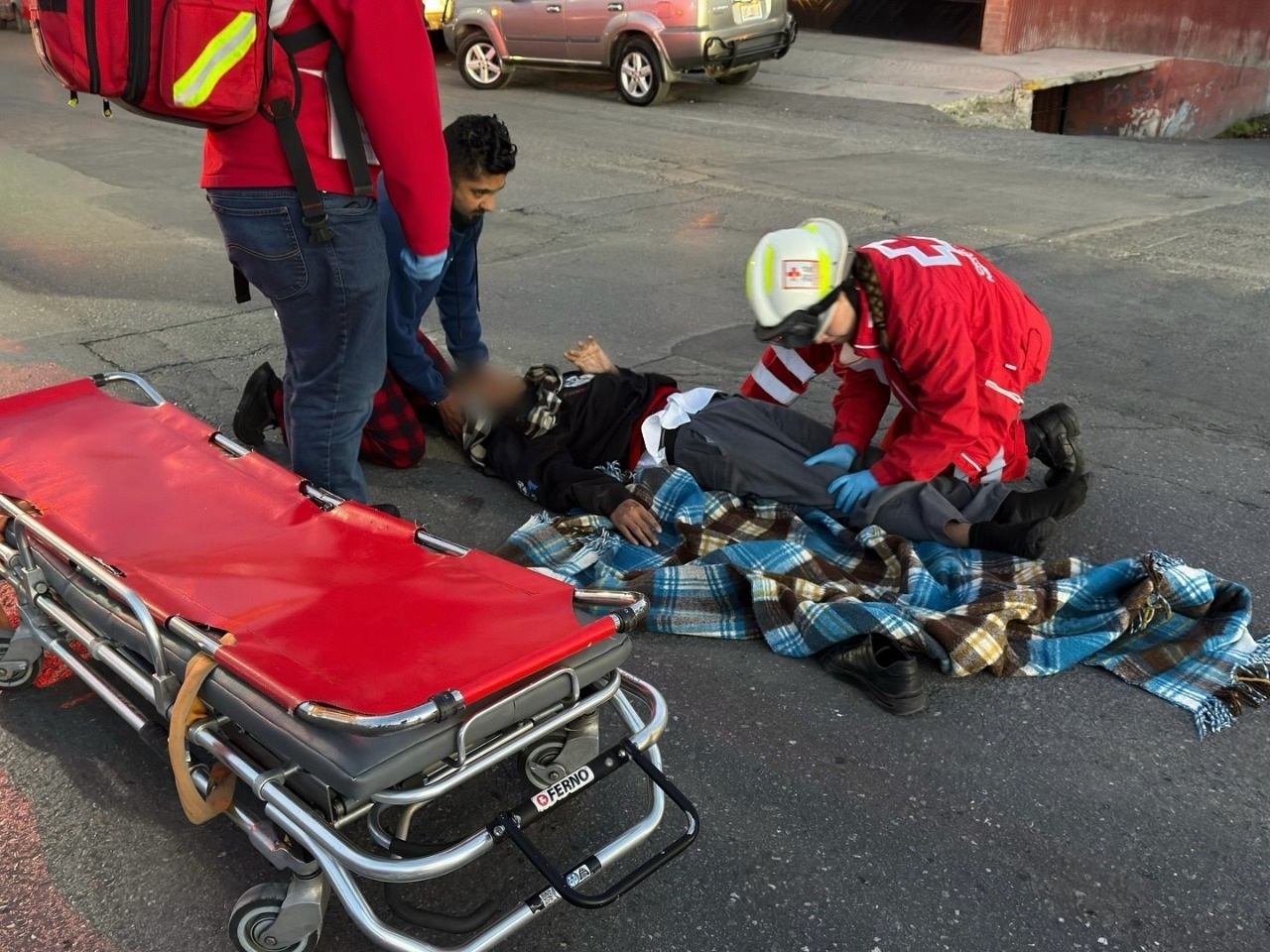 Taxista embiste a madre y a su hijo