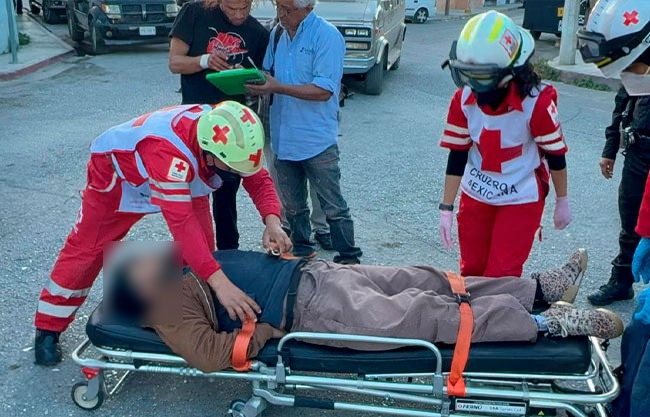 Impacta a motociclista y lo deja con lesiones