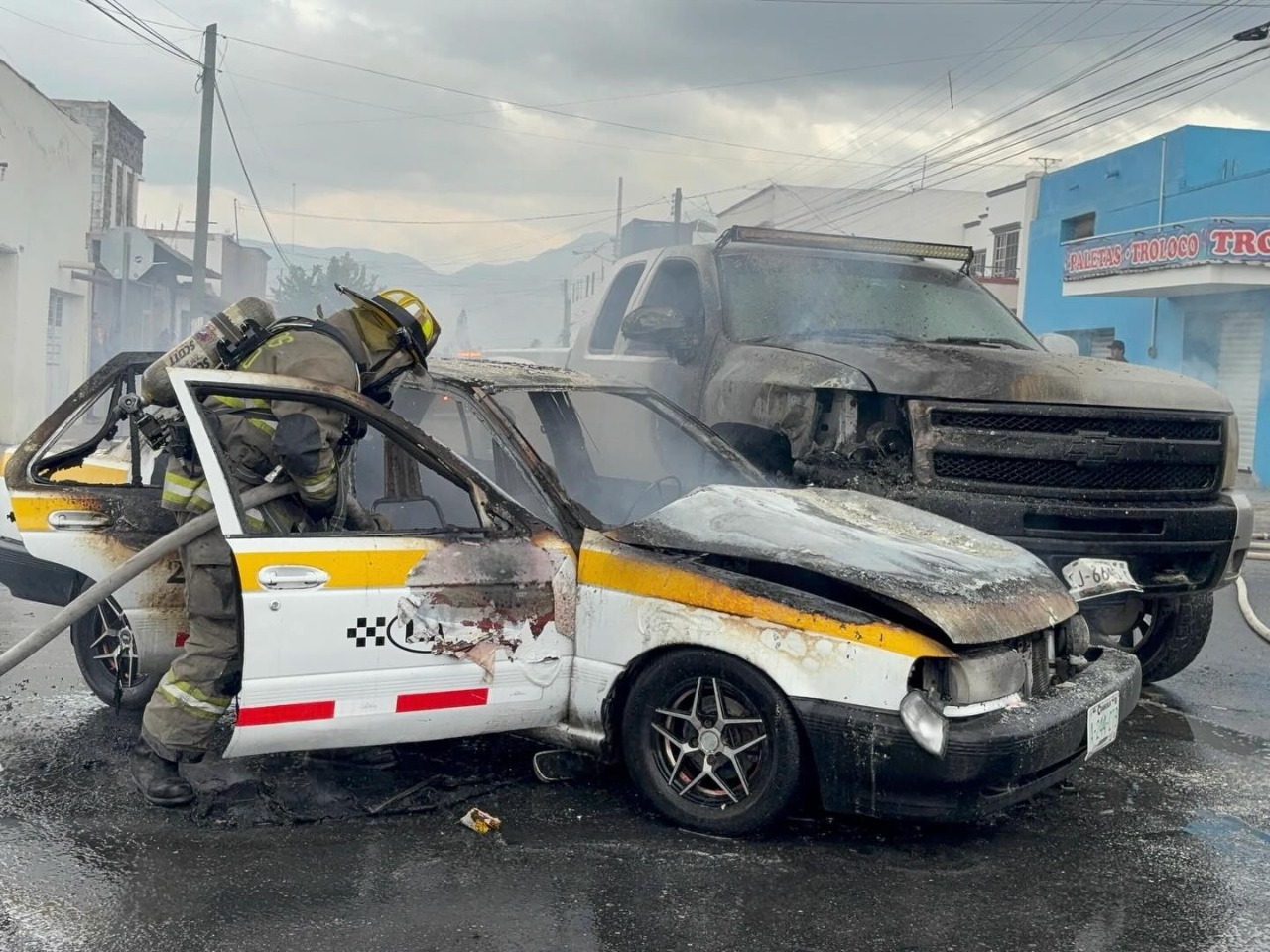 Fuego devora taxi tras aparatoso accidente