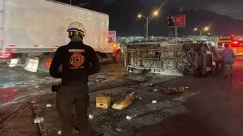 Vuelca camioneta y derrama las ‘chelas’