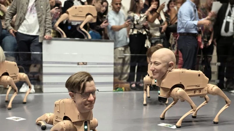 Perros robóticos con cabezas de Musk, Bezos y Picasso acaparan la atención en feria de arte