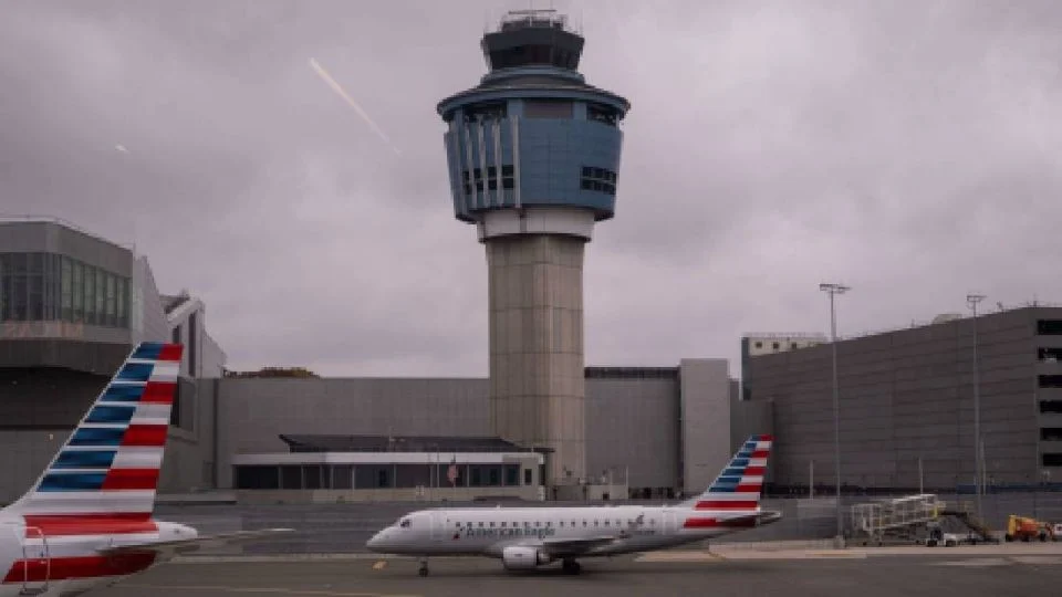 Administración Federal de Aviación de EU investiga si aerolíneas respetaron recorte de vuelos durante cierre de gobierno